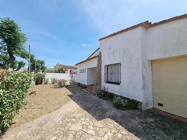 Excellent opportunity, house to remodel in a prime area of ​​Empuriabrava