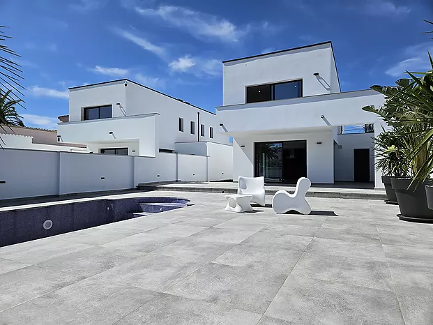 Fantastic newly built villa on the wide canal of Empuriabrava
