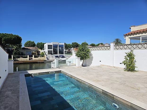 Encantadora y moderna villa con piscina y amarre en el ancho canal