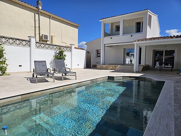 Delightful, modern villa with pool and boat mooring on the wide canal