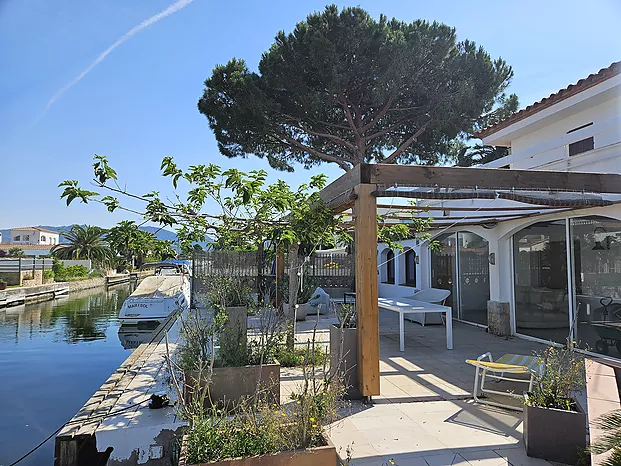 Spacious villa with 10.5 m boat mooring and elevator