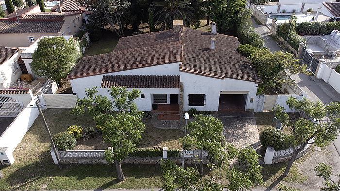 Grossflächiges, ebenerdiges Haus zum Umbauen mit 1100 m2 Grundstück in Empuriabrava