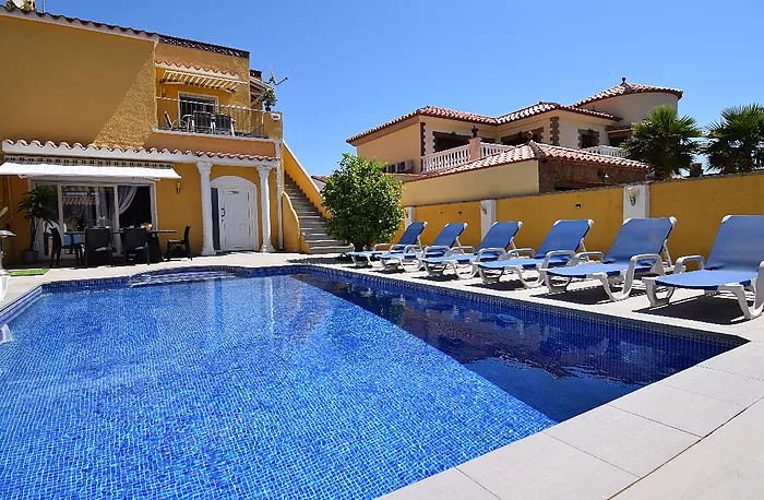 Villa avec 3 unités résidentielles, piscine et permis de location à vendre à Empuriabrava