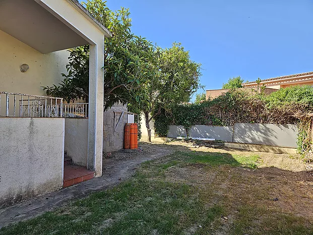 House to reform with a large plot in a privileged location in Empuriabrava