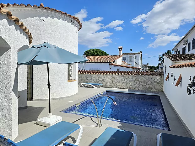 Wonderful holiday villa with private pool in a central, quiet location