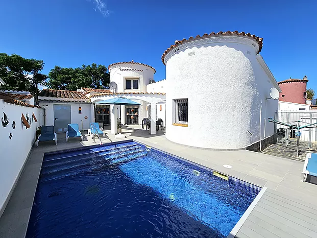 Magnifique villa de vacances avec piscine privée dans un endroit central et calme