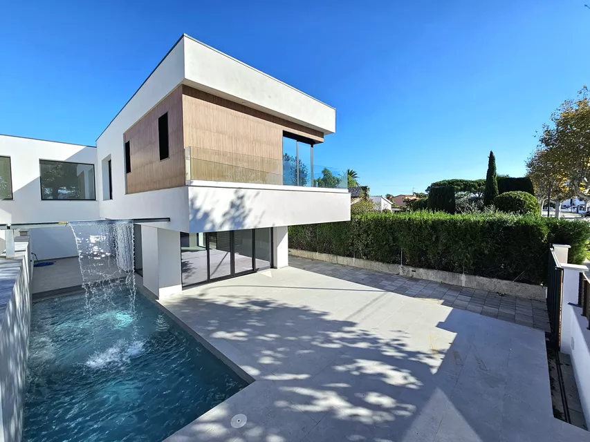 Newly built villa in a central and privileged location of Empuriabrava