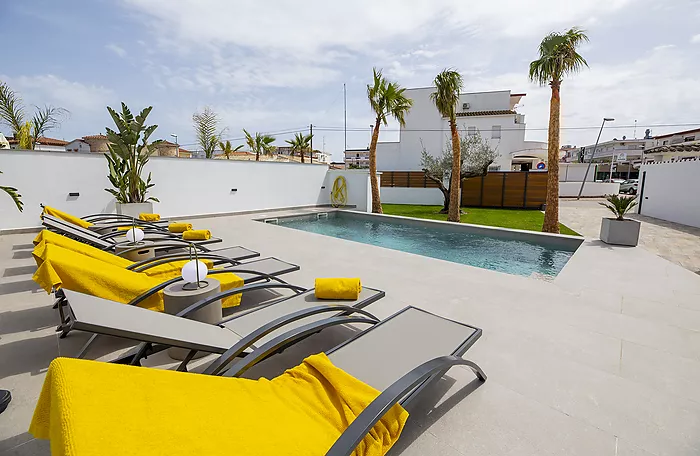 Fantastic holiday villa with private pool in the center of Empuriabrava