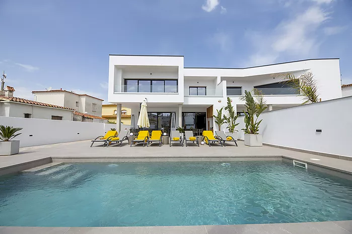 Fantastic holiday villa with private pool in the center of Empuriabrava