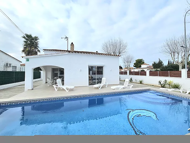 Renovated villa with private pool and rental license in Empuriabrava