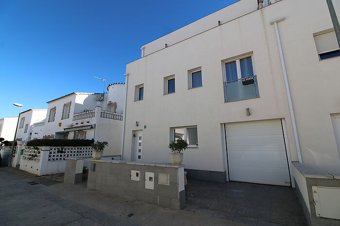 Nueva casa adosada en el lago San Maurici en Empuriabrava